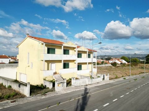 Unfinished 3 and 4 bedroom villas in Valado dos Frades, Nazaré. There are 10 plots with unfinished semi-detached houses. Recent allotment with all infrastructures completed this year. Villas with 3 floors. Consisting of basement for garage (7.55x12 m...