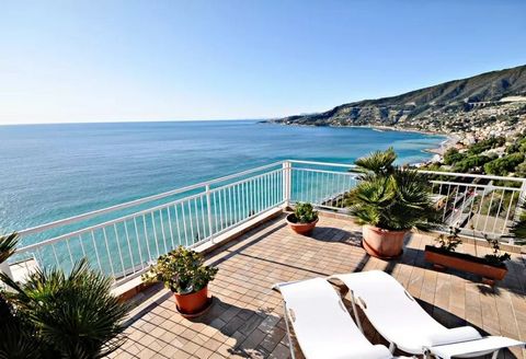 Superbe Villa sur le toit à vendre à Ospedaletti à seulement 10 minutes du centre ville et dans une élégante résidence avec piscine. Il dispose de 150 m2 de surface habitable et de 100 m2 de terrasse avec vue panoramique sur la mer et la baie d'Osped...