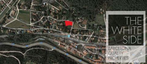 Urban plot for construction of a single-family house in the municipality of Sant Martí de Centelles. 1,538 m2 of plot, located in the same town and a few meters from the train station. It admits construction of a single-family house of about 450 m2, ...