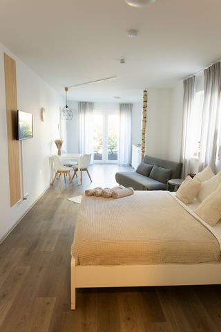 Welcome to HUGOS! Our studio apartment in Bensheim has everything you need for a lovely stay. → queen size double bed → sofa bed → terrace → smart TV → Tchibo coffee capsule machine → kitchenette with stove, oven and refrigerator → wifi → Odenwald ri...