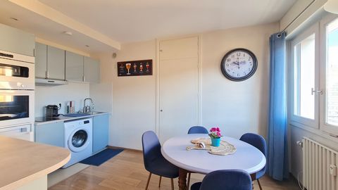 A vendre à Chambéry proche gare, un très joli Type 2 de 46m2 habitables environs. L'appartement se trouve dans un immeuble sécurisé au 4 ème étage avec ascenseur. Ce 2 pièces se compose d'une cuisine ouverte sur salon avec vue sur la Croix du Nivolet...