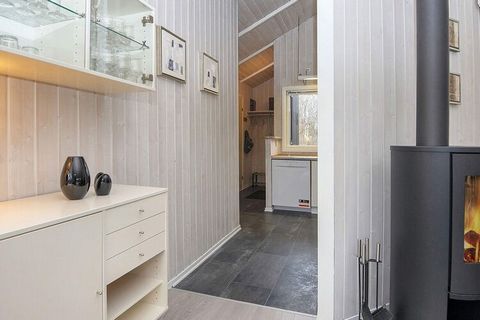 Dieses Ferienhaus mit Whirlpool und Sauna im Bad liegt auf einem Naturgrundstück bei Bork Havn. Es bietet drei Schlafzimmer und einen offen kombinierten Küchen-Wohnbereich für das Familienleben, in dem u.a. ein Holzofen sowie WLAN und Sat-TV bereiste...