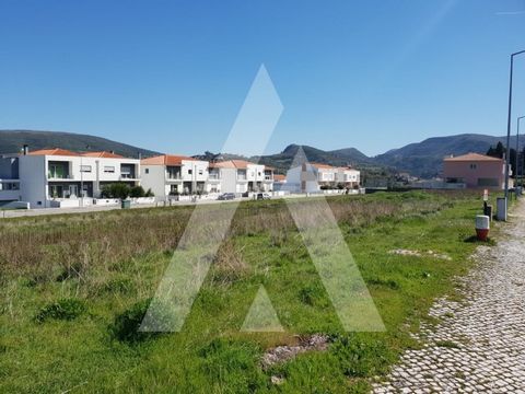 Plots of land with viability for construction of one-family dwelling. Great sun exposure and location. Situated in a quiet area, it has all kinds of shops and services within 1 minute. Ref: 1130169/19 LR