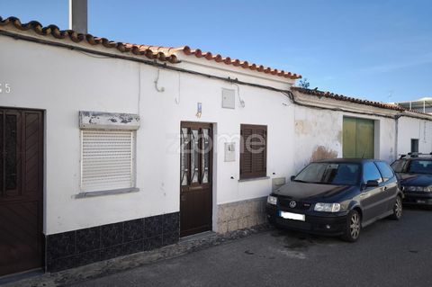Identificação do imóvel: ZMPT565225 Discover the potential of this house in the heart of the town of Ferreira do Alentejo! With a cozy living room equipped with a fireplace and another room currently serving as a bedroom, this house offers versatile ...