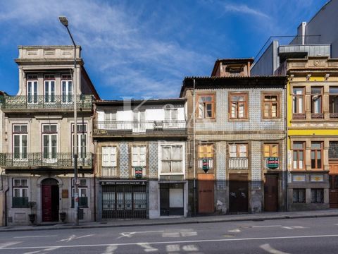 Two adjoining buildings for reconstruction and extension, next to the Crystal Palace, University of Porto, Santo António Hospital, Soares dos Reis Museum and close to the Miguel Bombarda galleries. Area of the future Metro pink line. Existing gross c...