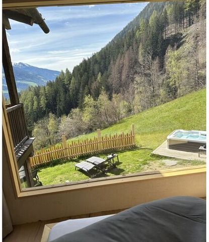 Het luxe bergchalet bevindt zich aan de zonnige kant van de Passeier -vallei, een originele hoge vallei in het hart van South Tyrol. Geen geluid doordringt op 1500 m hoog. Panorama -sauna met een berg achtergrond Voor fietsliefhebbers zijn 2x e-bikes...