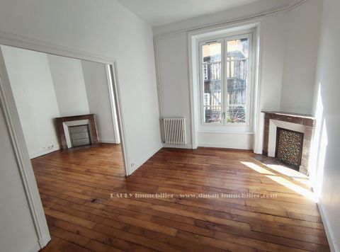 Dinan, historic center, come and discover this 60m2 apartment on the 1st floor of a small condominium, comprising: an entrance hallway to the distribution, a living room (27m2) overlooking one of the most beautiful squares in the historic center, a b...
