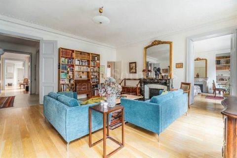 Paris 1 - Tuileries. Just steps away from the Tuileries Garden, the Saint Honoré Market, and Place Vendôme, we offer on the 3rd floor with an elevator in a beautiful 19th-century cut-stone building, a spacious apartment spanning 177 m². It consists o...