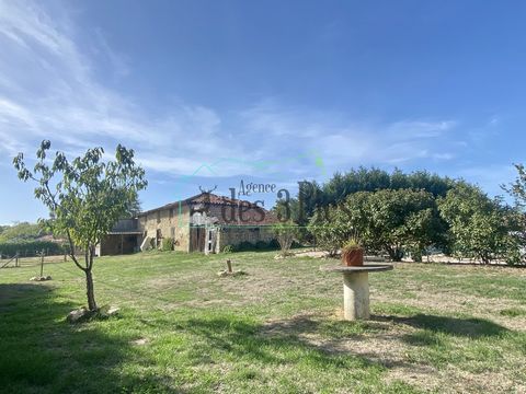 In the town of Cassagnabère, in a very quiet area, we offer this real estate complex consisting of a beautiful house of 155m2 renovated, an old sheepfold of more than 80m2, on a plot of 4.7 hectares. The house equipped with 20 solar panels includes a...