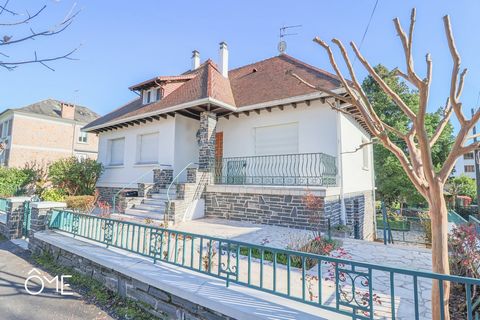 Ôme Immobilier presents this house built in the 70's ideally located between the financial center and the rose bush district. In addition to its 4 bedrooms, this house benefits from a large garden of 1100m2 with a swimming pool and two garages. On th...