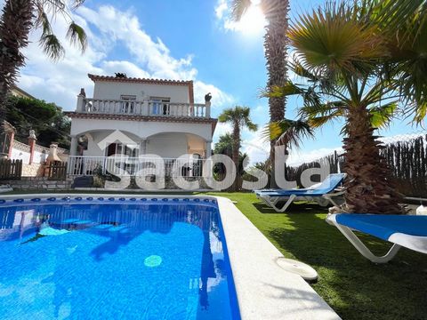 Mis de kans niet om dit mooie en zonnige huis te koop in het Los Pinares-gebied, Lloret de Mar, te verwerven! Met een oppervlakte van 212 m2 en een perceel van 415 m2 is dit huis perfect om te genieten van een comfortabele en ontspannen levensstijl. ...
