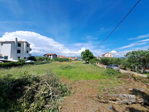On a beautiful location in Neviđane, created for rest and enjoyment, there is a land of 1087 m2. It is planted with olive trees, figs, and vines, and on two sides is surrounded by the road. It is located about 300 m from the village center and 200 m ...