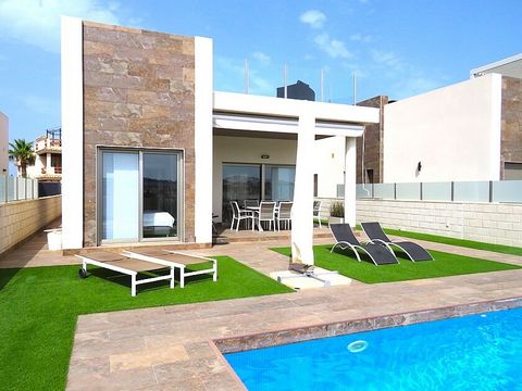 Vrijstaande moderne villa met 3 slaapkamers in Villamartin. Moderne villa met perceel gelegen in Villamartín in het zuiden van de provincie Alicante. Het huis heeft 3 slaapkamers, 2 badkamers, grote woonkamer met keuken, berging, overdekt terras met ...