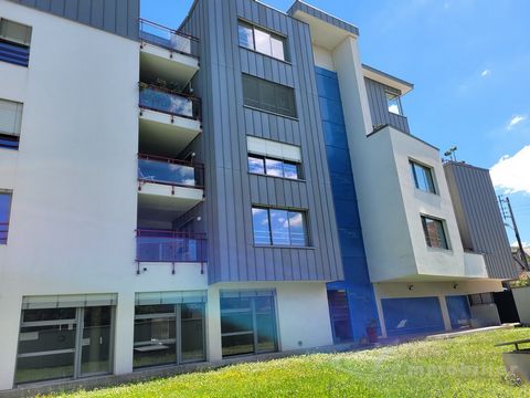 LE GROUPEMENTIMMOBILIER is pleased to present to you: Very beautiful t3 with a surface area of 85 m2 located a few minutes walk from the city center of Brive in a luxury residence equipped with an elevator and secure double door and equipped with a v...