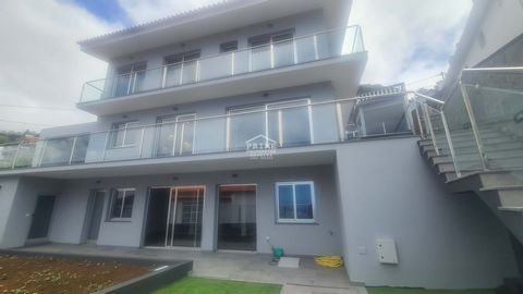 Located in Funchal. House For Sale Funchal Located in a quite area of Funchal, called São Gonçalo at an altitude of 260m is this beautiful villa. All rooms face south and have fantastic bay views. The villa was remodeled in June 2023. The villa consi...