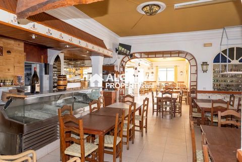 Located in Faro. A popular and highly-regarded Restaurant is now available for purchase! This is a unique investment opportunity that is not to be missed. Located in a prime location on one of the main roads coming into Stª Barbara de Nexe, Total plo...