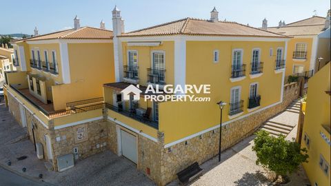 Nous présentons un appartement en duplex luxueux et spacieux qui illustre vraiment le style de vie contemporain. Cette propriété remarquable offre un total de trois chambres et est idéalement située au rez-de-chaussée, offrant un accès facile à la pi...