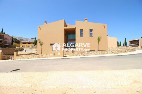 Located in Algoz. This charming property is located in a very quiet urbanization, just a short walk from the center of the picturesque village of Algoz. Here, you will find all the shops and services you need, enjoying a central location and easy acc...