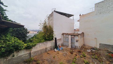 Urban plot in Alhaurín el Grande with town water connected, plus the possibility of building a ground floor and an additional floor. This is an excellent investment opportunity as it gives you gives you the option of creating a two-story home with a ...