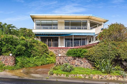 Situated in one of Port Phillip Bay's most coveted locations, this unique property boasts a 220-degree panoramic view stretching from Mount Dandenong to Melbourne's city skyline and beyond. The home, designed by renowned architect Horace Tribe, enjoy...
