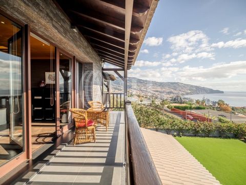 Moradia T4 +1 totalmente mobilada, com 589 m2 de área bruta de construção, em lote de terreno de 850 m2, com vistas panorâmicas excecionais para o oceano Atlântico, ilhas Desertas e ainda baía do Funchal, numa das zonas residenciais mais prestigiadas...