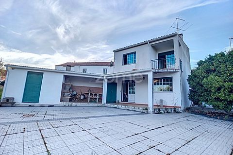 Identificação do imóvel: ZMPT563303 Total land area of ​​209 m2. Building footprint of 94m2. Gross construction area consisting of three bedrooms, two bathrooms, an equipped kitchen, a large living room and a patio with panoramic views measuring 115 ...