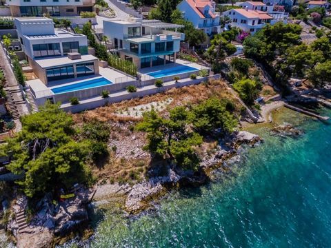 Fantastic modern waterfront villa with swimming pool within high-tech condo on Ciovo! Amazing sea and Seget views! Final stage of finishing to be completed by June 2021! A building offers large living room, fully-stocked kitchenette, 5 bedrooms, 7 we...