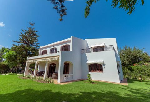 Located in Rabat. This gem of a villa is located in the sought after area of ​​La Pinède, in the heart of Rabat. Nestled on a plot of nearly 1900 M², this villa offers an architectural style combining tradition, comfort and ergonomics. Skillfully arr...