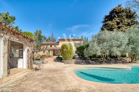 Located close to Brignoles, beautiful perfectly maintained estate of 15 hectares. Composed of a beautiful villa with a swimming pool, pool house and several relaxation areas. A friend's house adjoining the villa. A magnificent equestrian estate with ...