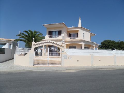 Located in Albufeira. HOLIDAY RENTALS Holiday villa, very cozy and family-friendly, in a quiet location with private pool. This villa is in a fabulous patio with a spectacular swimming pool with protection for children, with key, outdoor shower, a ba...