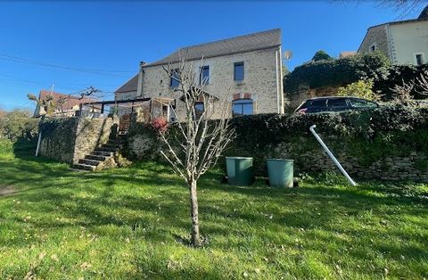 At the end of a cul-de-sac, in a quiet and dominant position, we are pleased to present this Périgord stone building in a village with all amenities 15 minutes south of Sarlat. With its large garden of more than 1,800 square meters, the entrance is b...