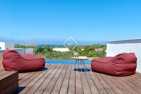 Exquisita villa de 6 dormitorio ubicada dentro de jardines comunitarios meticulosamente diseñados en una zona exclusiva de Ibiza. Este promoción combina a la perfección el encanto arquitectónico mediterráneo con un diseño vanguardista y tecnología de...
