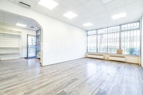Zagreb, Vrbani, Rudeška street, attractive business premises NKP 50.20 m2. Business space in a highly frequented location suitable for sales, production, service and office activities. It consists of an entrance area with a shop window and a storage ...