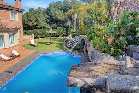This exclusive villa designed with exquisite detail is located a few meters from Arrabassada beach and the city of Tarragona, in one of the most select areas of the capital, in the unique Antibes-Els Cossis development . It is a house completely surr...