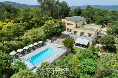 Nestled on the heights of Néoules, this property with contemporary architecture of nearly 460m2 combines impressive interior volumes and spaces evoking the naval world, like a boat floating above a sea of plants. As soon as you enter, the eye is imme...