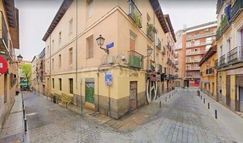 Are you interested in buying an apartment in Madrid? We have an exclusive flat for you! We have an apartment in a residential building that you can acquire as property to renovate to your liking, with an area of 138 m² well distributed in living-dini...