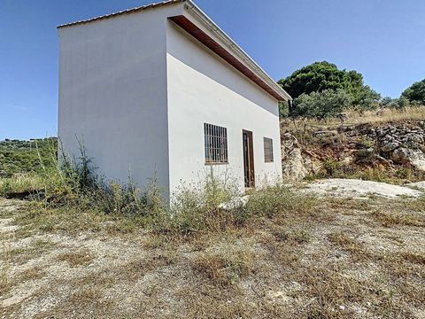 Terrain rustique à vendre avec maison à outils à Yunquera au cur du parc naturel de la Sierra de las Nieves. La ferme a une superficie de 8121 mètres carrés pleine d'arbres tels que des caroubiers et des arbres fruitiers, des amandiers et des olivier...