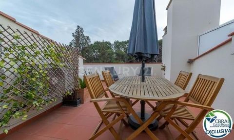 Spectacular duplex apartment in one of the best areas of Figueres. This is an apartment with 3 bedrooms, one of which is a large and spectacular suite. A kitchen area abierta con Comedor digno de un ático de lujo como es este. Complementan this magni...