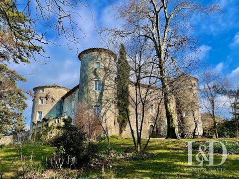 EXCLUSIVE. Lots of character and ancient history in this medieval castle just 10 mins from the Rhône valley and the motorways. Overlooking the Chomérac valley without any nuisance, the fortress built in a park of nearly one hectare has basalt stone d...