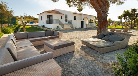 Bienvenue dans cette superbe villa (2022) récemment rénovée, surplombant les vignobles pittoresques de l'Algarve. Située à deux pas de la charmante ville de Carvoeiro, cette propriété offre à la fois intimité et commodité, ce qui en fait la maison fa...