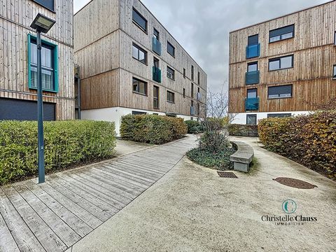 In Ostwald, in the heart of the eco-district Les Rives du Bohrie, come and discover this apartment built in 2015. This modern residence is located in front of the Bohrie pond, so that nature is omnipresent in the neighborhood with more than 60% of th...