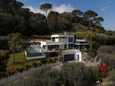 Contemporary 167 m2 villa in a dominant position overlooking the village of Biot and close to all amenities. This charming home offers peaceful surroundings, spacious high ceilings and a bright lounge/kitchen opening onto the outside terraces. On the...