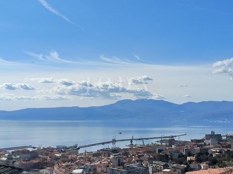 Location: Primorsko-goranska županija, Rijeka, Trsat. We are selling a house in Roh Bau, in the most beautiful street in Rijeka. The house consists of a ground floor where the garage and gym are completed and there is a toilet. Above there are three ...