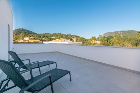 Welkom in dit charmante huis in het noorden van Mallorca voor 8 personen. Hier vindt u een uitgestrekte tuin die ideaal is voor de kleintjes om te spelen en plezier te hebben. Ze kunnen zonnebaden op de beschikbare ligstoelen of een verfrissende duik...