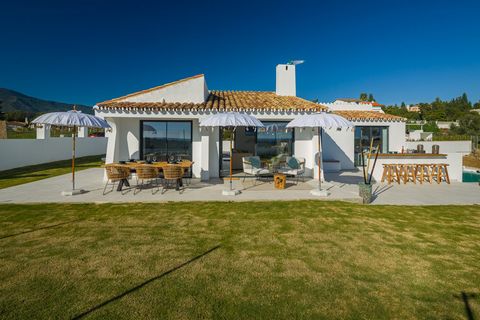 Located in Estepona. This charming bohemian style villa is located in Estepona, Malaga, just 2 km from Laguna Village and the beach. With its unique and eclectic design, this country villa offers a truly enchanting living experience. The property fea...