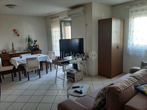 Split, Kman, in a smaller residential building without elevator, apartment with a total usable area of 60m2 on the 2nd floor. It consists of a kitchen with a dining room and a living room, two bedrooms, a bathroom and a loggia It is air-conditioned, ...