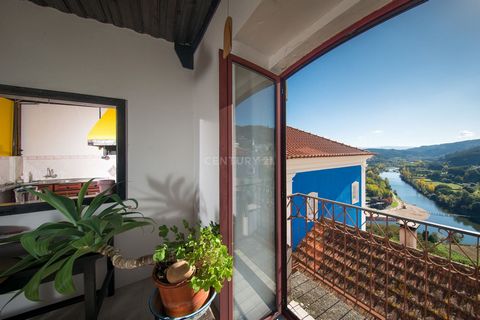 For sale habitable 5 bedroom town house of 505m2 in historical centre of Penacova with panoramic views over Mondego river at 15 min. from Coimbra city and 1,5 hour from Porto airport. Contains in the basement and groundfloor disco + bar , on the 1th ...