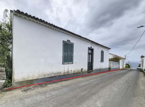 In the municipality of Nordeste and with nature at your feet, this property to be rehabilitated could become your dream property. This 2753 m2 property includes a house to be rehabilitated, as well as a beautiful stone annexe with immense potential a...