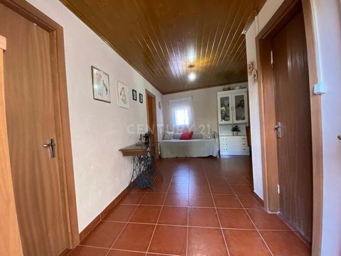 House with 2 bedrooms, kitchen and living room all together, with fireplace, renovated bathroom and garage with storage in Couto de Ervededo. The window frames are made of aluminum, and there is a small garden at the entrance. In this village of the ...