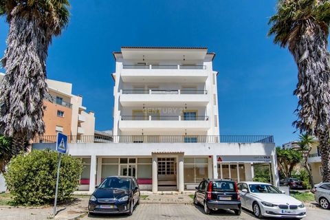 Apartment with great east/south/north sun exposure, four rooms located in Vila Paraiso, in Portimão, a few minutes from all services and beaches. In the area we can find the most diverse services, such as cafes, supermarkets, restaurants, pharmacies,...